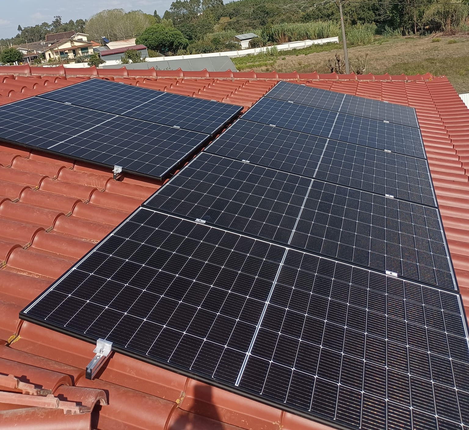 Campo fotovoltaico em telhado residencial
